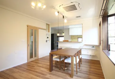 <p>子育てを見据えて実家をリノベ<br>家族7人が快適に暮らす二世帯住宅</p>