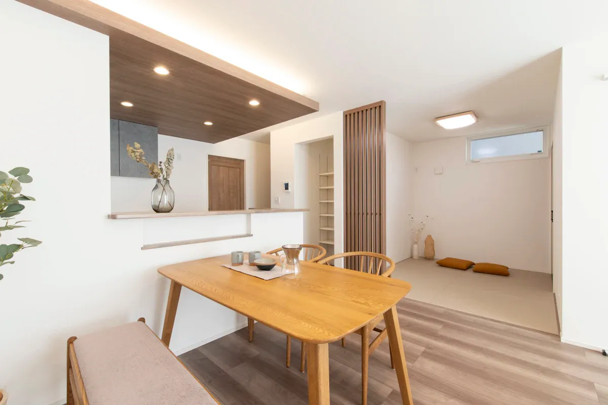 <p>余計な装飾を省いて素材感を活かすとともに、造作収納などを設置してすっきりとした空間を作ります。</p>