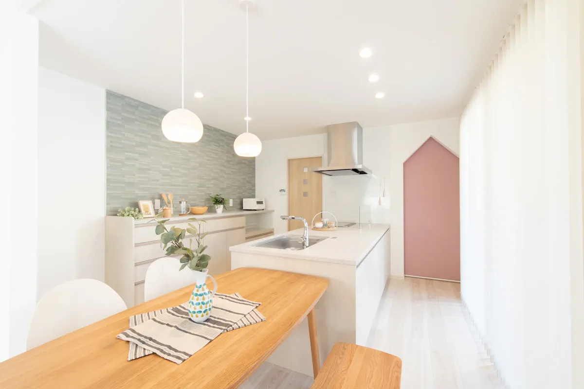 <p>淡いカラーの壁面と自然素材を組み合わせ、シンプルでリラックスできる空間に。</p>