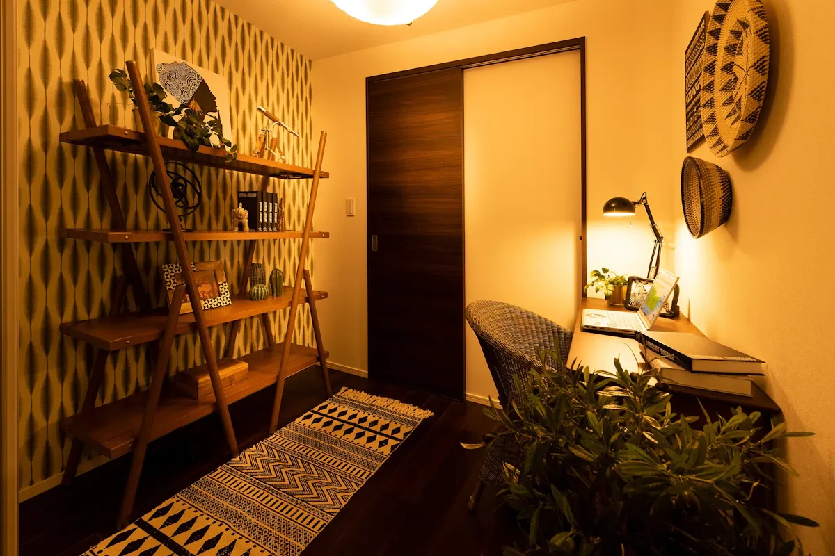 <p>テクスチャー性ある塗り壁やアクセントペイントで個性を演出します。</p>