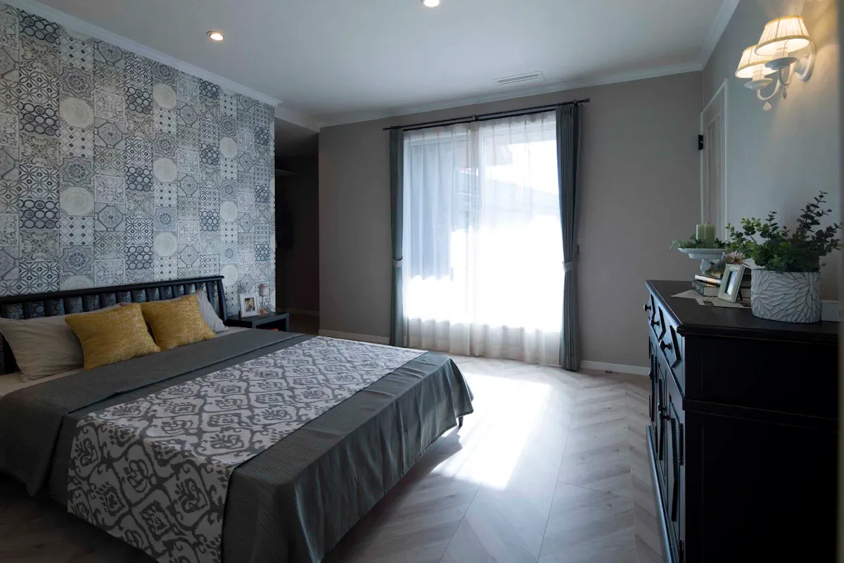 <p>グレイッシュな壁面とマットファブリックが調和し、大人の落ち着きと上質感あふれる空間に。</p>